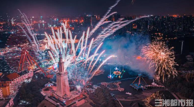 数万游客狂欢倒数迎新年长沙世界之窗上演全景跨年焰火秀