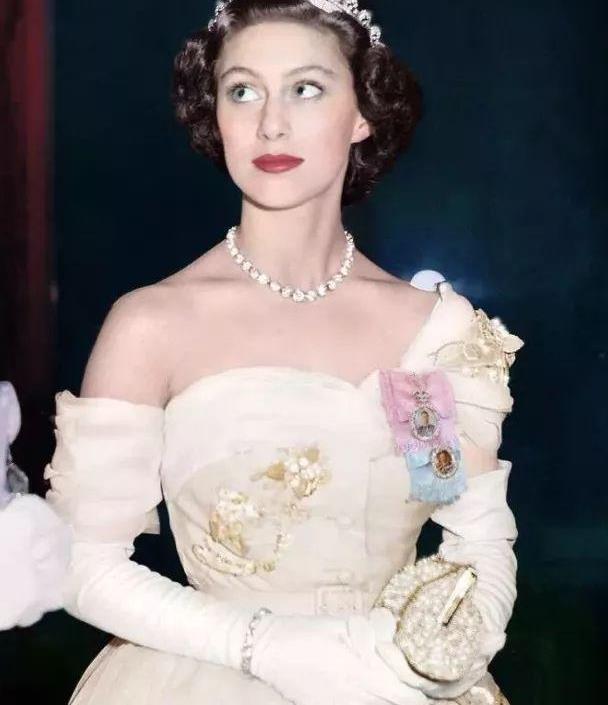 英女王妹妹的绝美皇冠,因私密照卖出910万,有款王冠却去向不明_腾讯