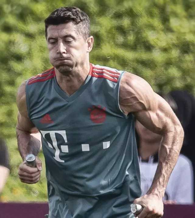 32岁莱万晒劲爆起床照12座奖杯环绕肌肉炸出屏幕