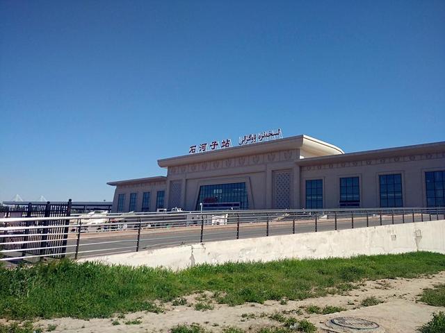 石河子火车站站台规模为2台7线,是兰新铁路上的一个中间站