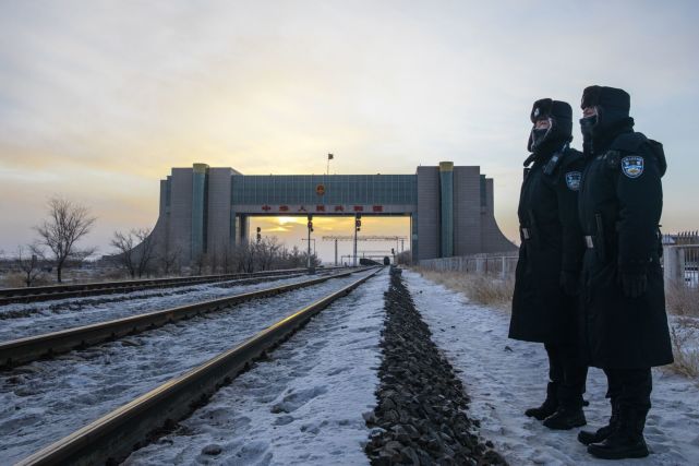 零下31边检民警坚守国门迎接新年第一缕阳光