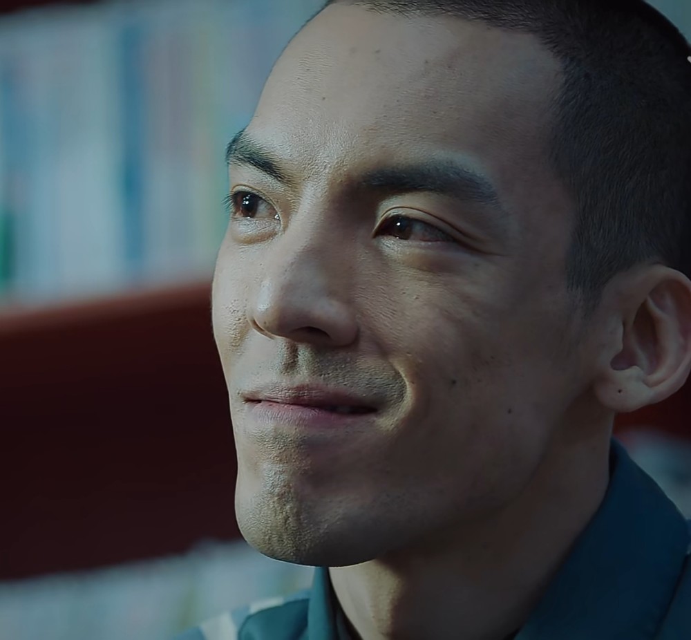 黄四海抹屎到钱伟民床上黄四海为了要继续立功减刑