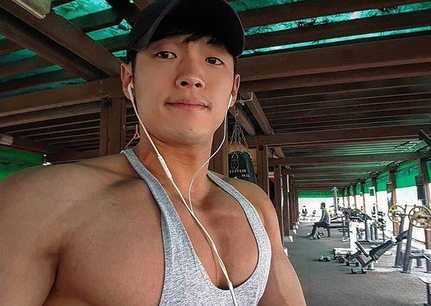 饱满的胸肌配刀刻般的八块腹肌这个肌肉型男的身材好有料