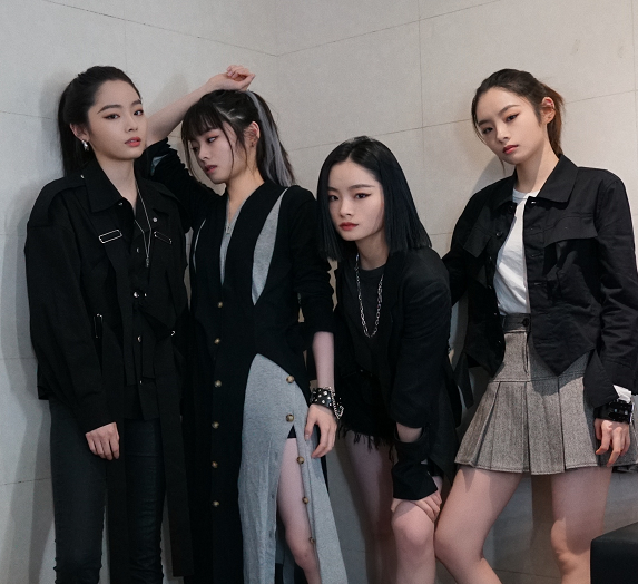 又一个冰清玉洁四胞胎和欧阳娜娜是同学现是谢霆锋旗下艺人