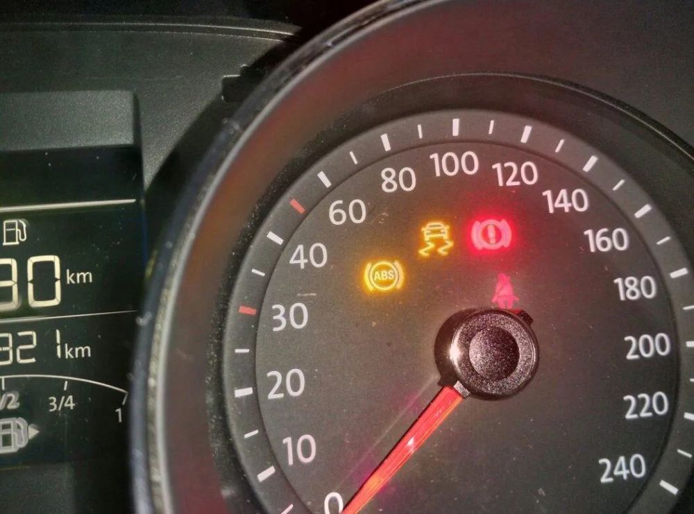 abs故障灯亮不要乱花钱,把这个部位清理一下就好了