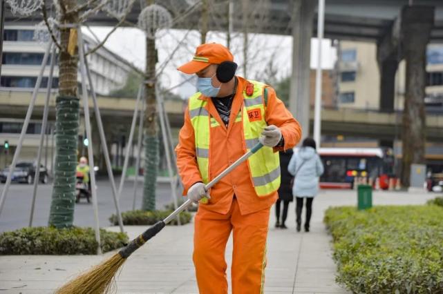 致敬2021第一天成都环卫工人仍坚守岗位