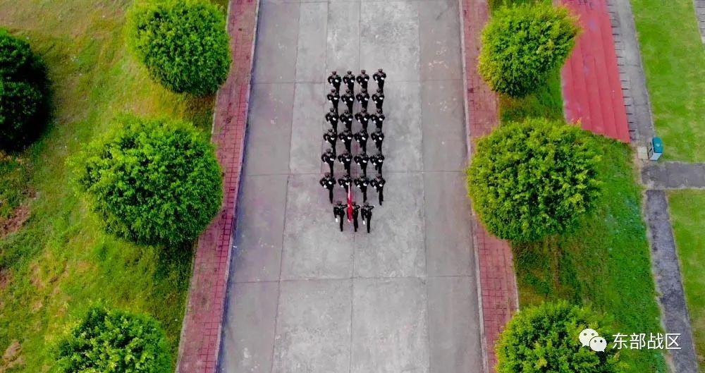 第73集团军某旅2021年1月1日,第73集团军73131部队全体官兵在机关楼前