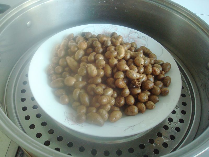 2,把山药豆下蒸锅,蒸10分钟左右,即可熟透出锅,具体时间,可以依据山药