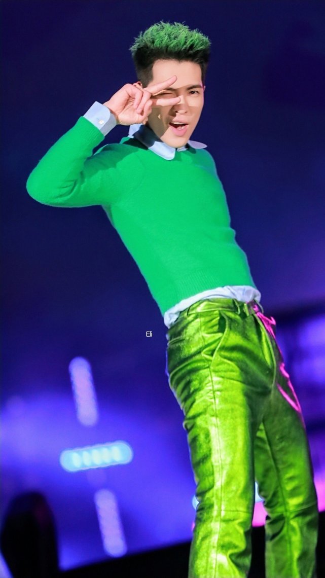 high新年城"参加跨年,当天萧敬腾担任压轴嘉宾出场,他然一头绿色发型