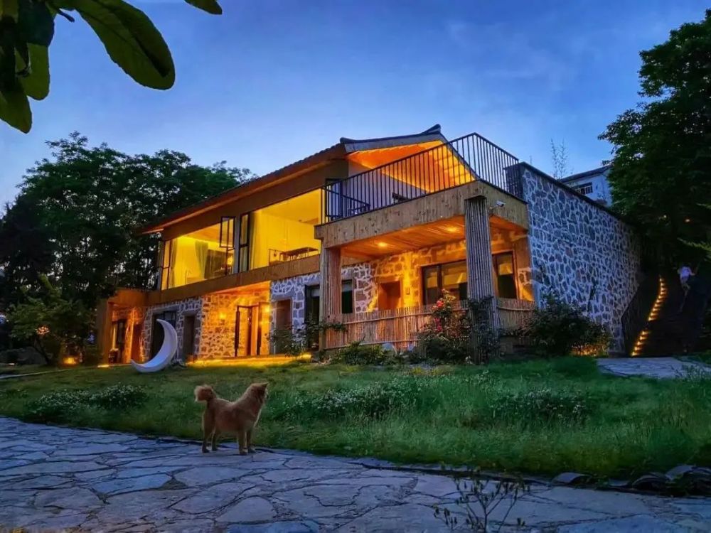 花都里民宿夜景共有16间客房,建筑风格简洁大气,大面的落地窗让房间