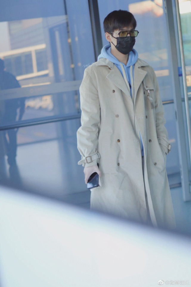 杨洋米白色长风衣,太帅了