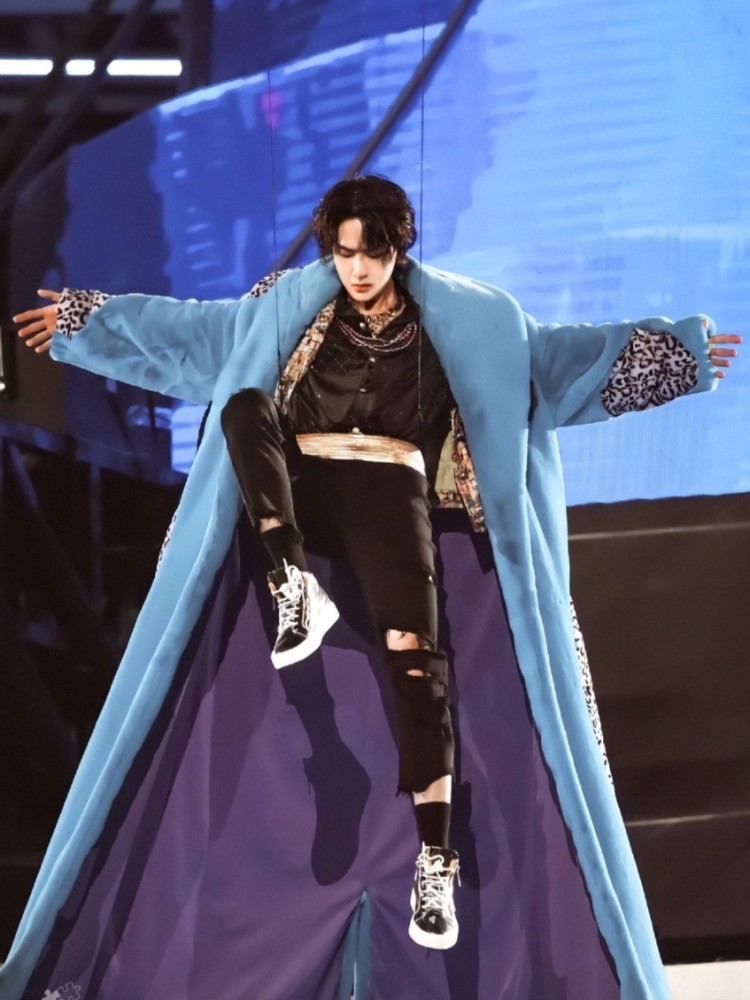 王一博跨年吊威亚后空翻何炅台下表情亮了现场被震撼到说不出话