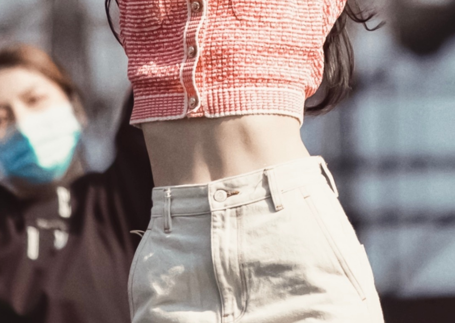 鞠婧祎生图太惊艳,冷白皮毫无瑕疵,马甲线也太明显了吧!_腾讯新闻