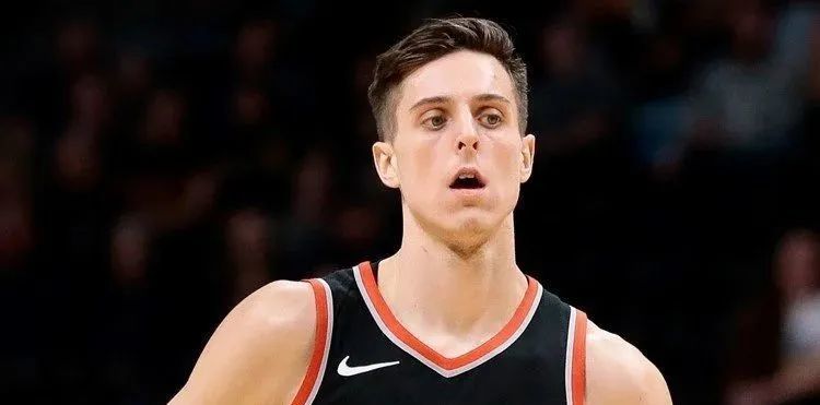 此科林斯,可不是老鹰那个又硬又能打非顶薪合同不签的那个,而是开拓者