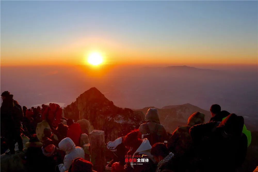 2021泰山之巔央視央視山東衛視播出新年第一縷陽光轉起惟願山河錦繡