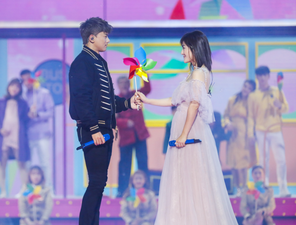 张杰谢娜携手官宣二胎喜讯,跳跳俏俏升级当姐姐!赵丽颖又要买锁