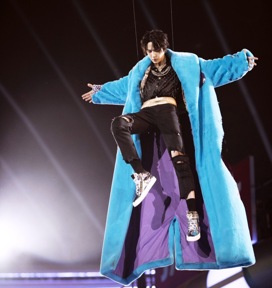 跨年晚会精彩纷呈王一博从天而降何炅泪洒现场