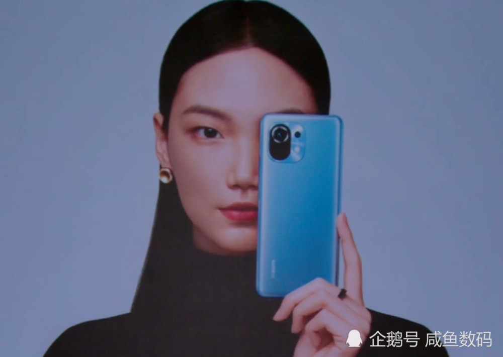 原先小米11宣传海报是:一位女模特,手持小米11,并把小米镜头部分遮挡