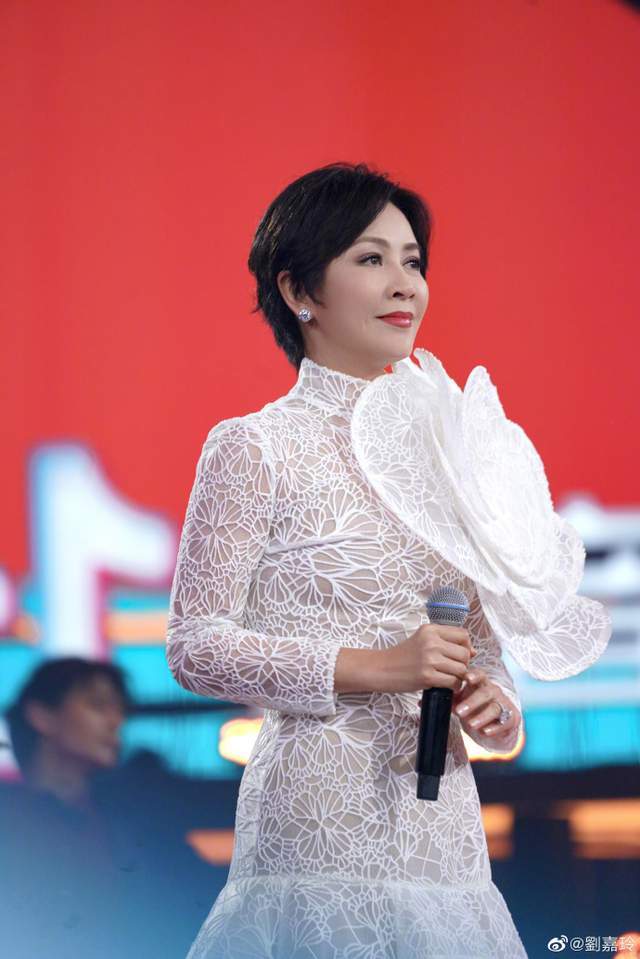 首登跨年舞台,刘嘉玲携手3位男星唱情歌,梁朝伟说很好,段奕宏说很享受