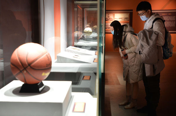到天津博物馆观展,在这里正在举办国内首次"中国篮球历史文化藏品展"