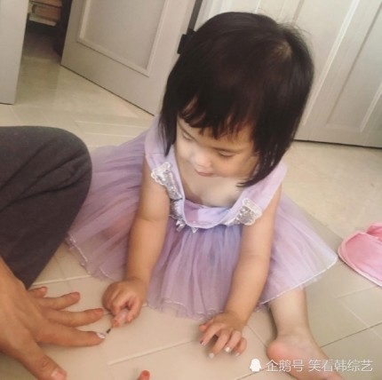 演员柳真分享了两个女儿的日常生活姐妹俩专注的样子非常可爱