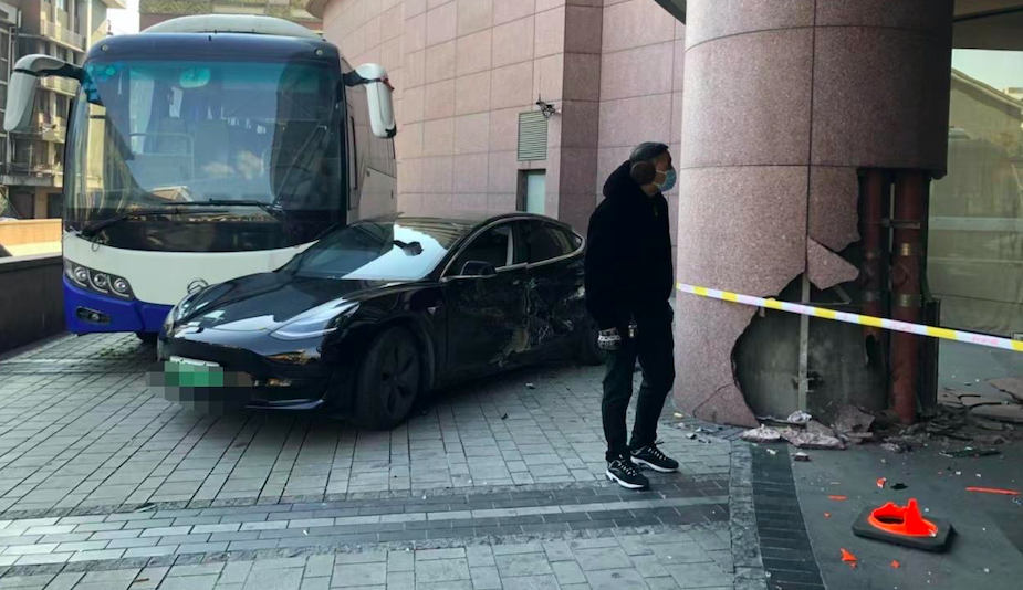 杭州一model 3冲入酒店大堂,今年特斯拉失控事件升至十起|聚焦_腾讯