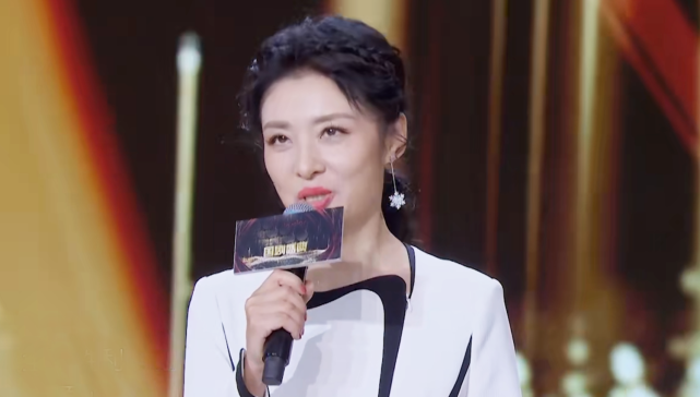 2020国剧盛典由周群,周涛,郭德纲,余声4个人主持,主持团整体来看端庄