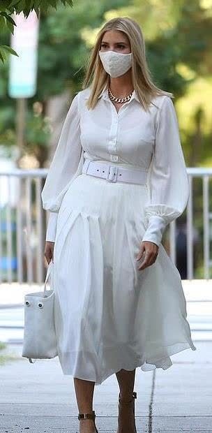 伊万卡也走浮夸路线一身白色1万4太仙却被俗气的大金链子毁了