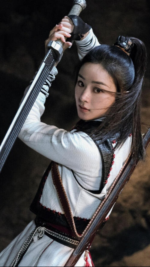 包括蓬莱仙打造的望春山,吕润大师的碎遮;最后一把是谢允赠她的"熹微"