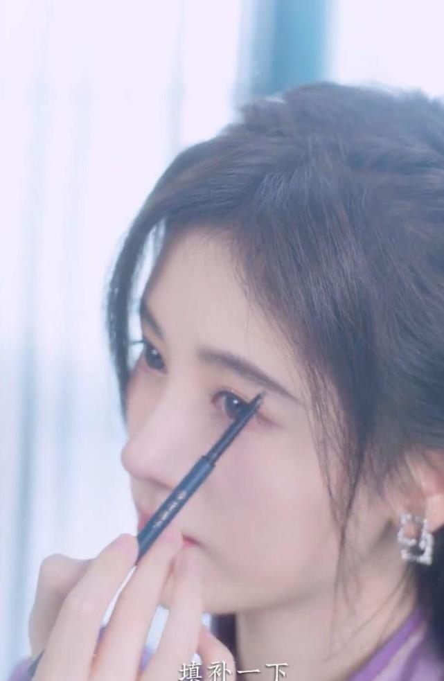 鞠婧祎挑战极细眉笔 化妆完捧起脸蛋的那刻 直男们沸腾了 腾讯新闻