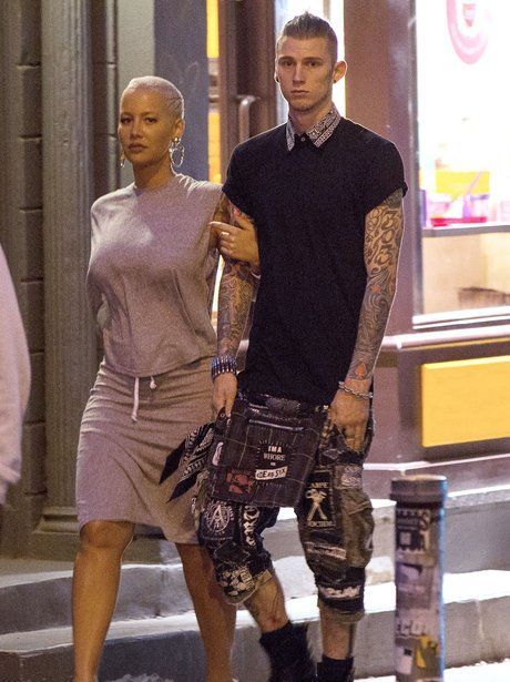 枪爷mgk铆钉芭比粉新年开唱下台热吻变女郎梅根和侃爷拥有同一前任