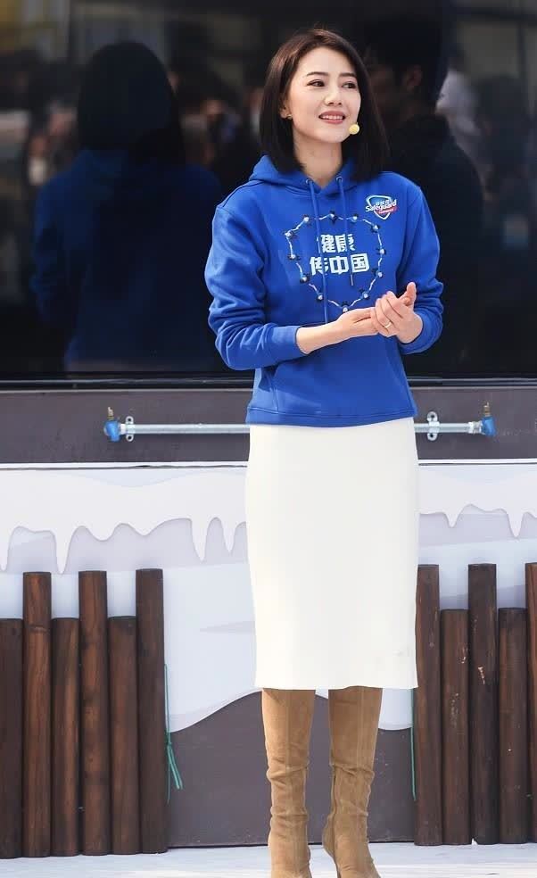 高圆圆难逃中年发福穿深蓝色卫衣身材变圆润气质改变不少