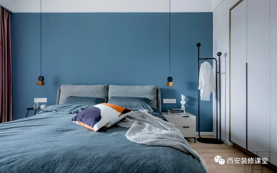 大家可以回看一下,今天看看卧室如果用雾霾蓝,是什么效果,怎么搭配
