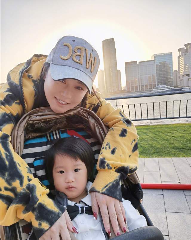 冉莹颖新年曝光三胎近照,网友:老三遗传了双眼皮|冉莹颖|邹市明|邹