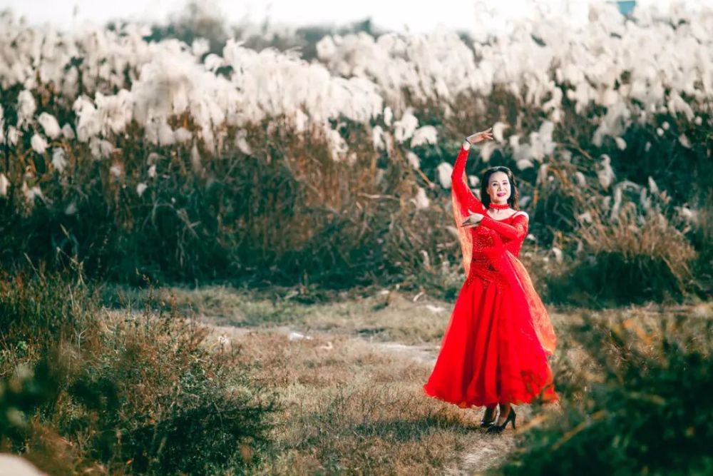 中老年阿姨拍照,手放哪里合适?10个姿势拍出优雅端庄大气美_腾讯新闻