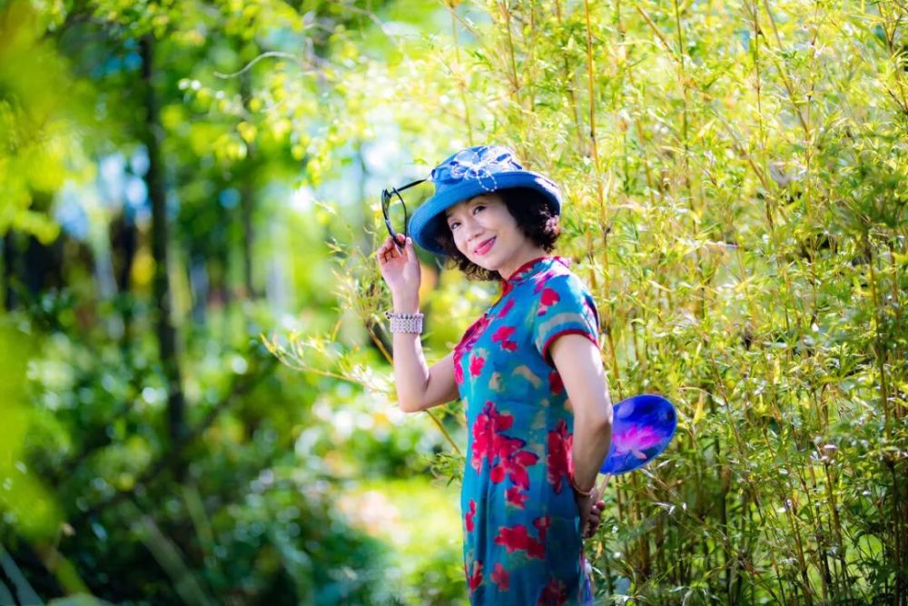 中老年阿姨拍照,手放哪里合适?10个姿势拍出优雅端庄大气美_腾讯新闻