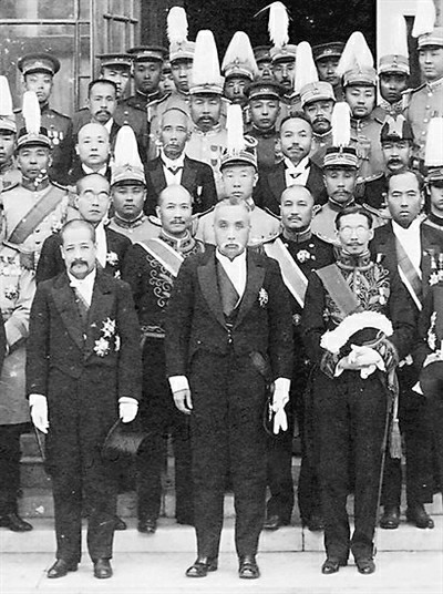 公元1918年10月,在冯国璋被驱逐以后,徐世昌被安福系推举为总统,时年