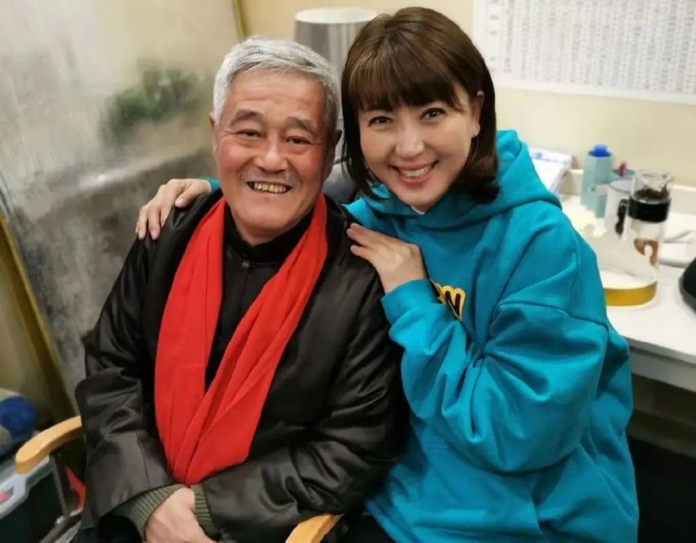 闫学晶好久没见,同框冯巩暴露脸上褶子,可比遮遮掩掩真实啊!