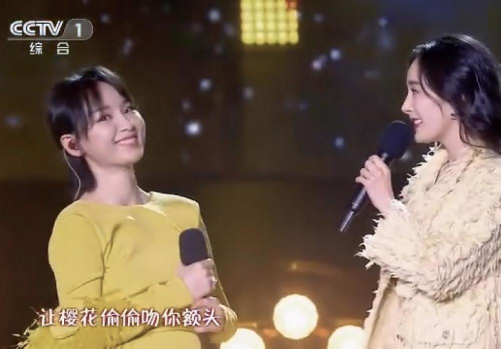 周笔畅杨幂闺蜜合唱同穿毛绒元素修身装鹅黄搭米色各有千秋