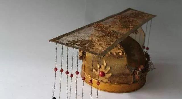 这顶帽子的名字叫做冕旒.成语冠冕堂皇就是从这出来的.