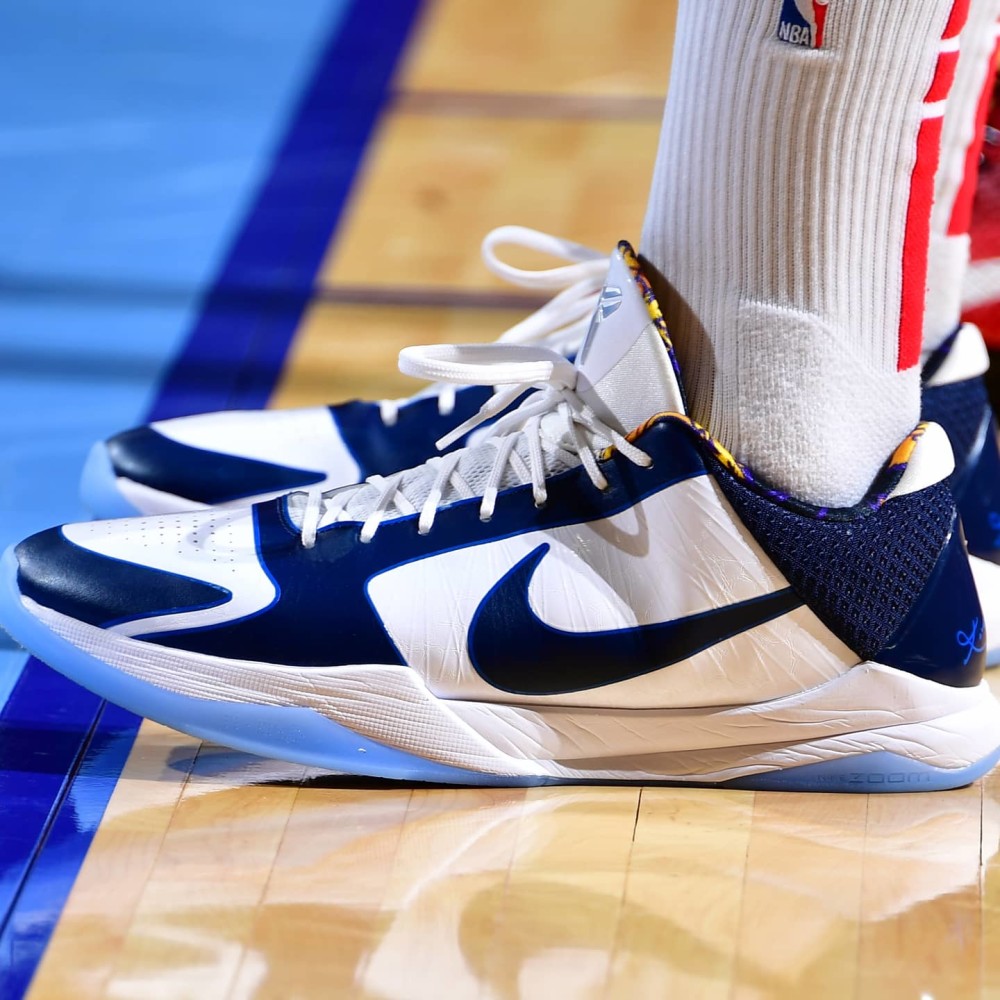 1):沃尔"三双",小库里上脚curry 8新配色!_腾讯新闻
