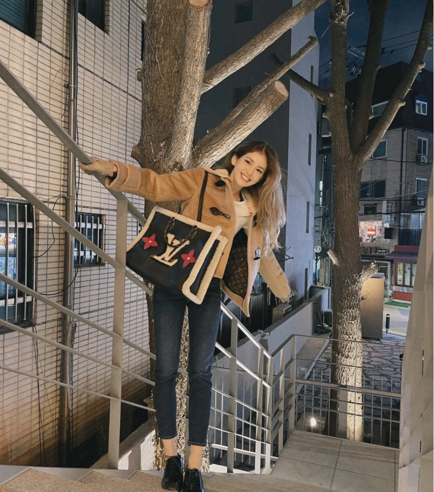 混血美女全昭弥的衣品真是好羊角扣大衣搭配牛仔裤甜美又精致