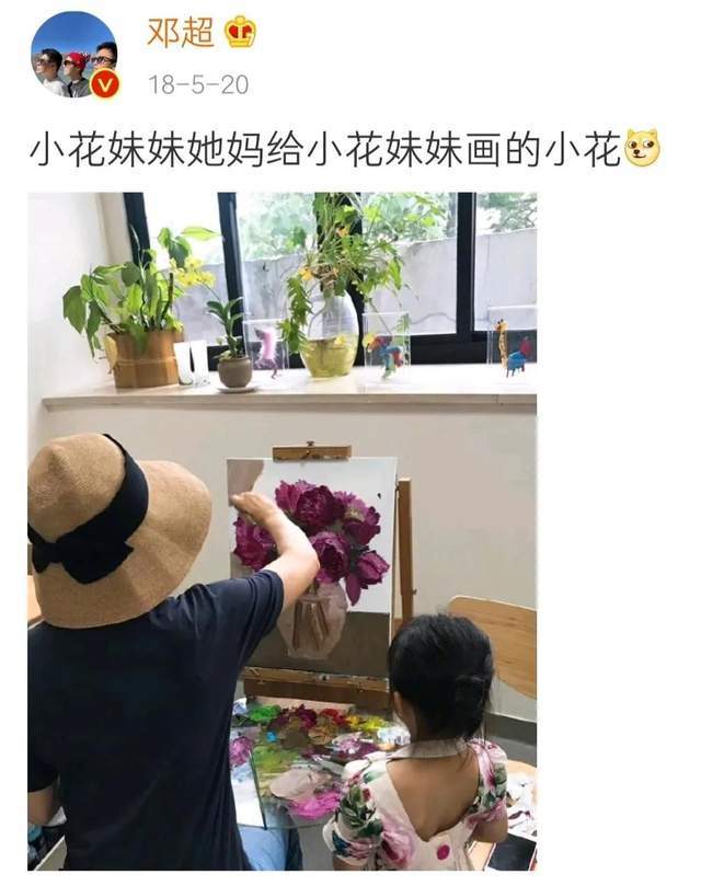 小花妹妹弹钢琴图片