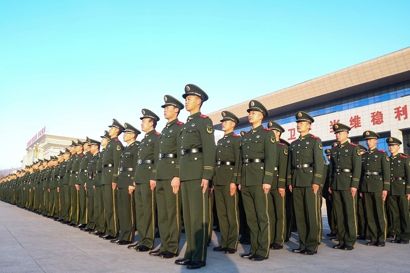 青海:武警官兵舉行新年升國旗儀式