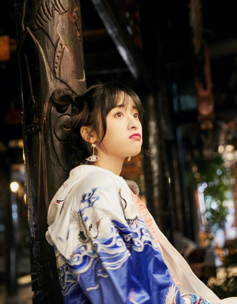 沈月表现力太强了中国风造型尽显甜酷感配双丸子头俏皮又灵动