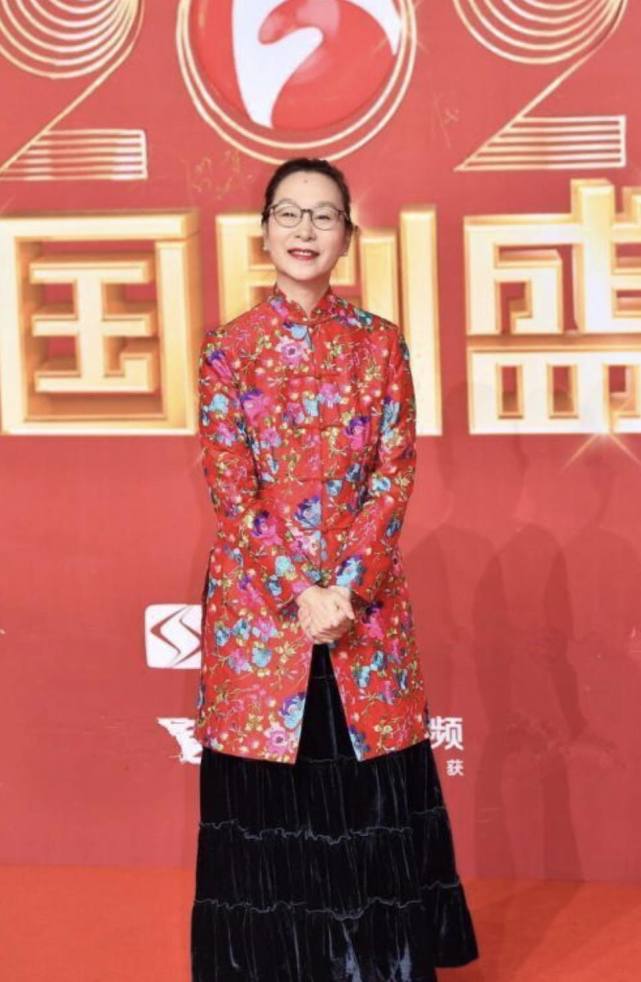 奚美娟气质太出色穿东北花棉袄丝毫不俗气硬把土味变时尚