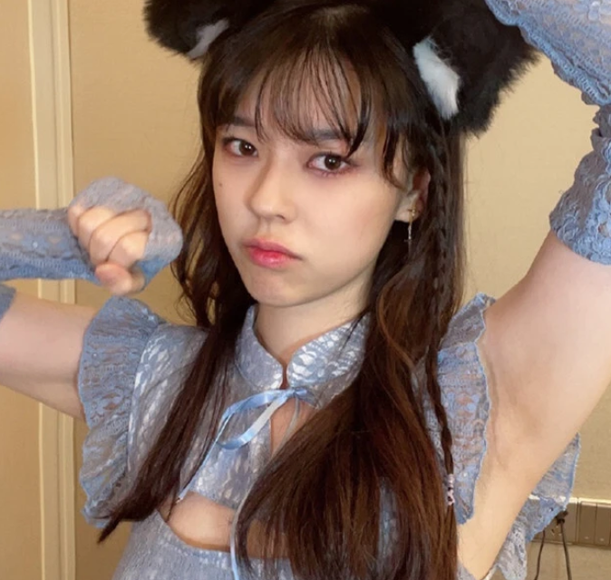 沫子首次穿蕾丝衣服还摆狐狸妩媚的姿势网友老阿姨变了