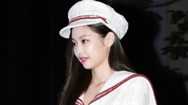 blackpink成员jennie侧脸引热议,法令纹明显,被指像元