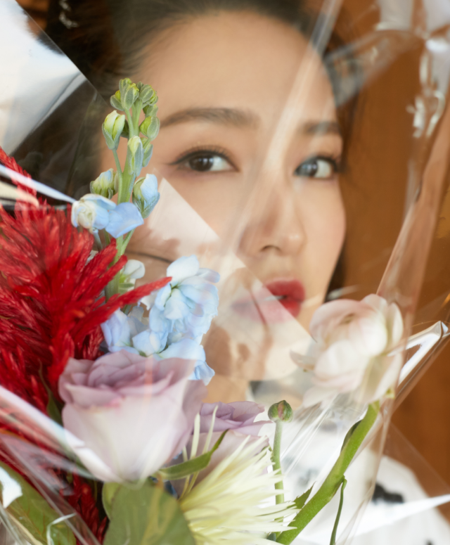 李沁和鲜花合照,简直美的不可方物,每一张都觉得非常养眼