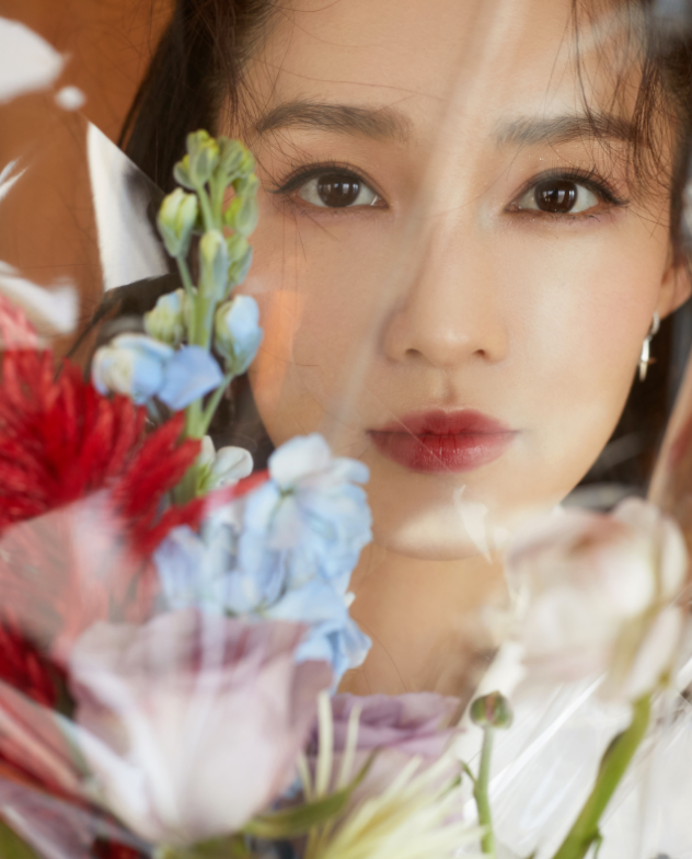 李沁和鲜花合照,简直美的不可方物,每一张都觉得非常养眼